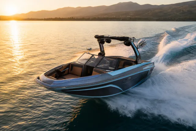 Tige 25ZX carving across a clean wake